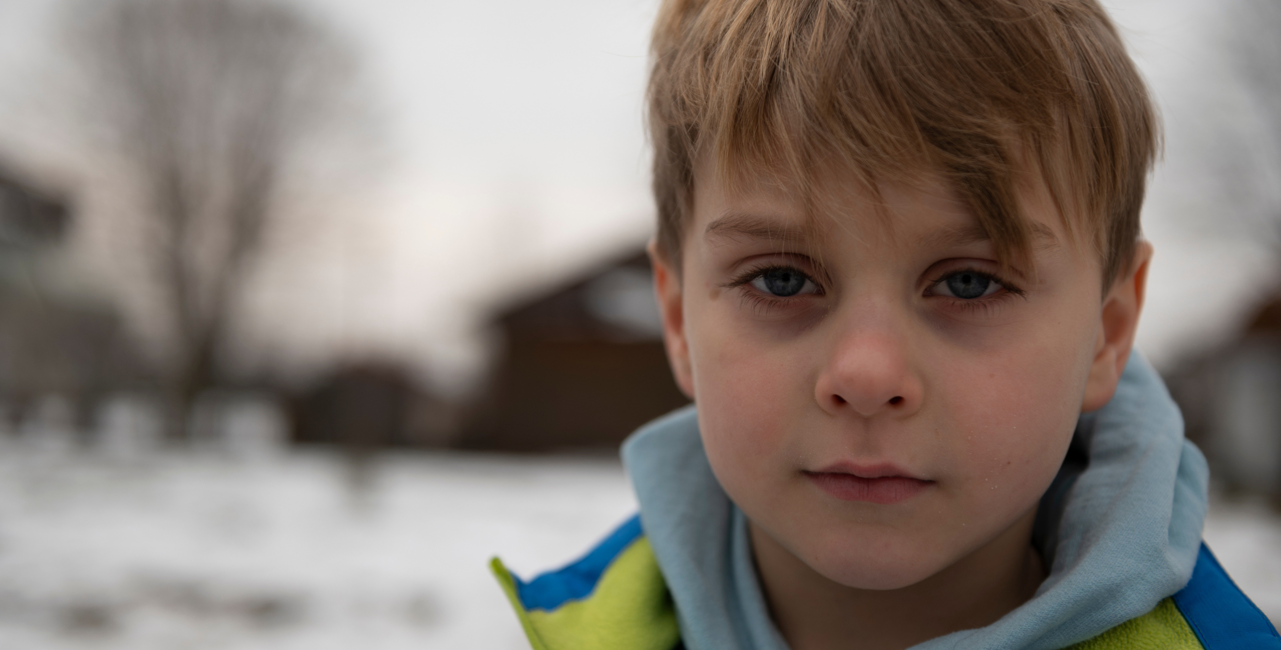 Jongen voor camera in oorlog Oekraïne