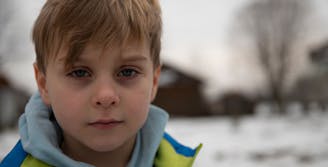 Jongen voor camera in oorlog Oekraïne