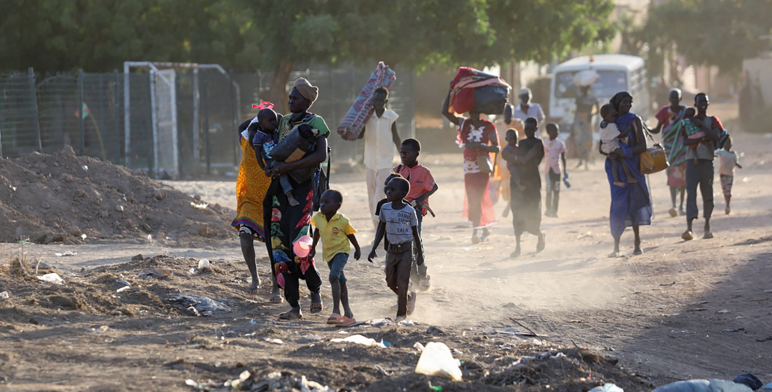 Families lopen in de puin van oorlogsgebied