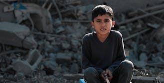 Jongen in nood kijkt in camera