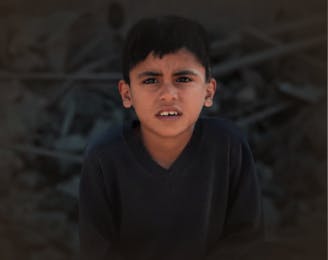 Ahmed die zit en de camera inkijkt