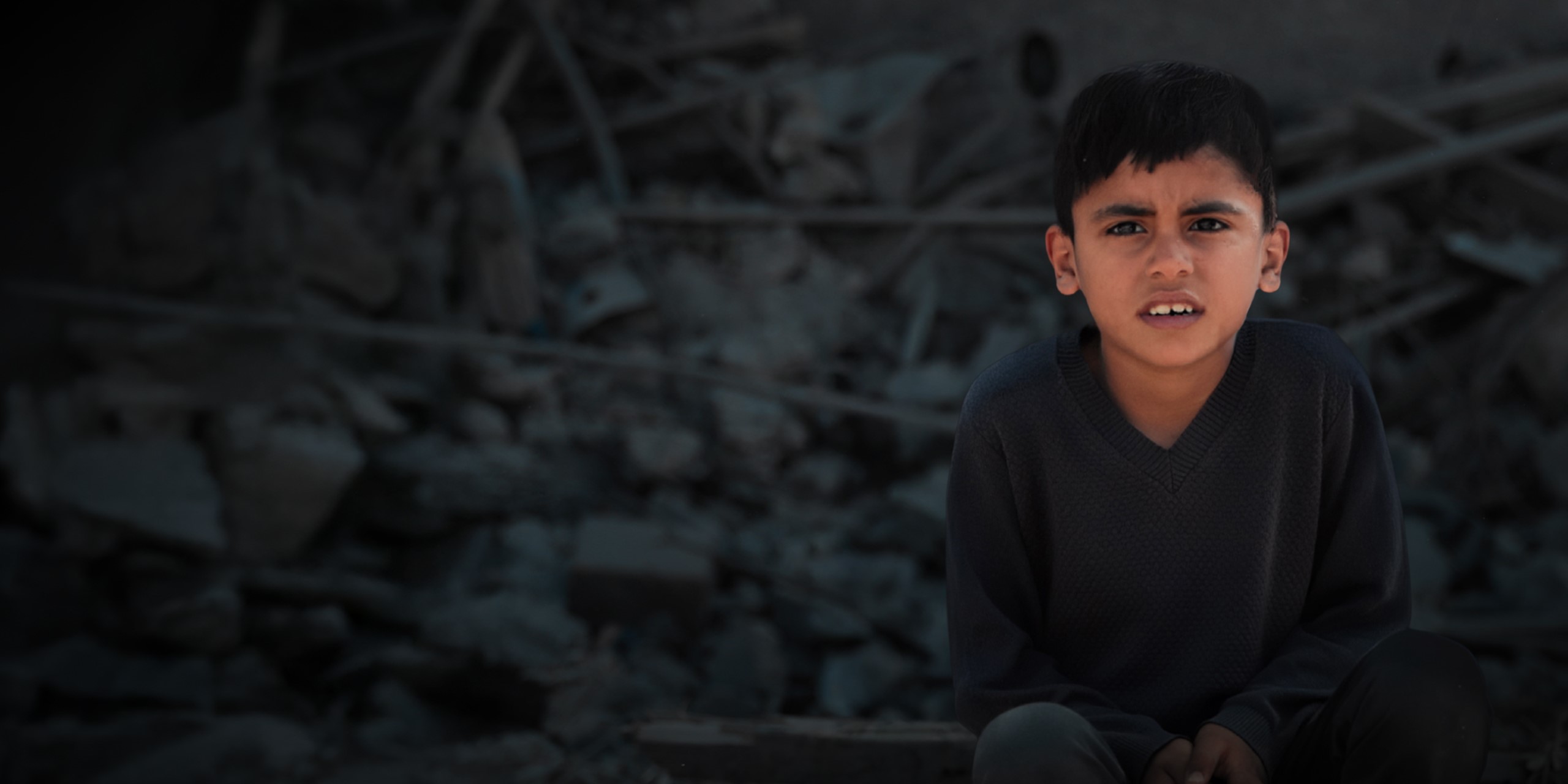 Ahmed die zit en de camera inkijkt