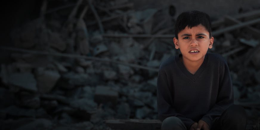 Ahmed die zit en de camera inkijkt