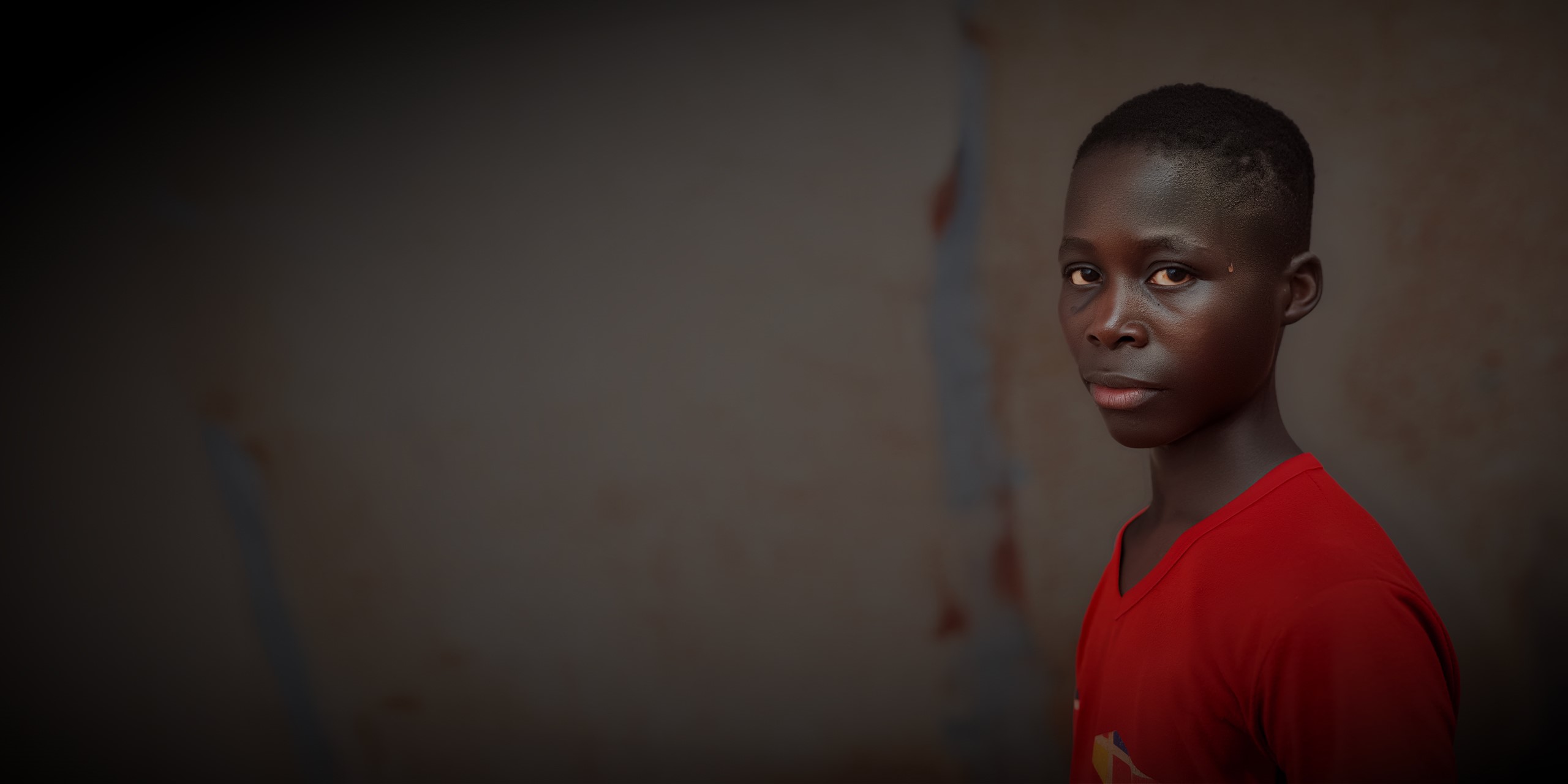 Emmanuel kijkt treurig in de camera