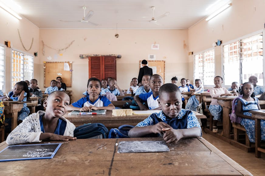 Onderwijs lokaal in Ivoorkust met kinderen in de klas