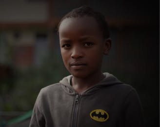 Nimu kijkt in camera