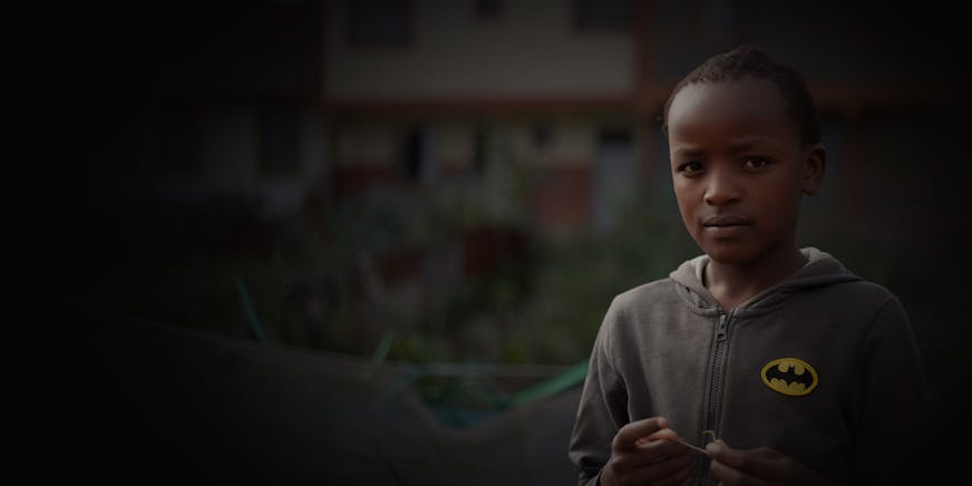 Nimu kijkt in camera