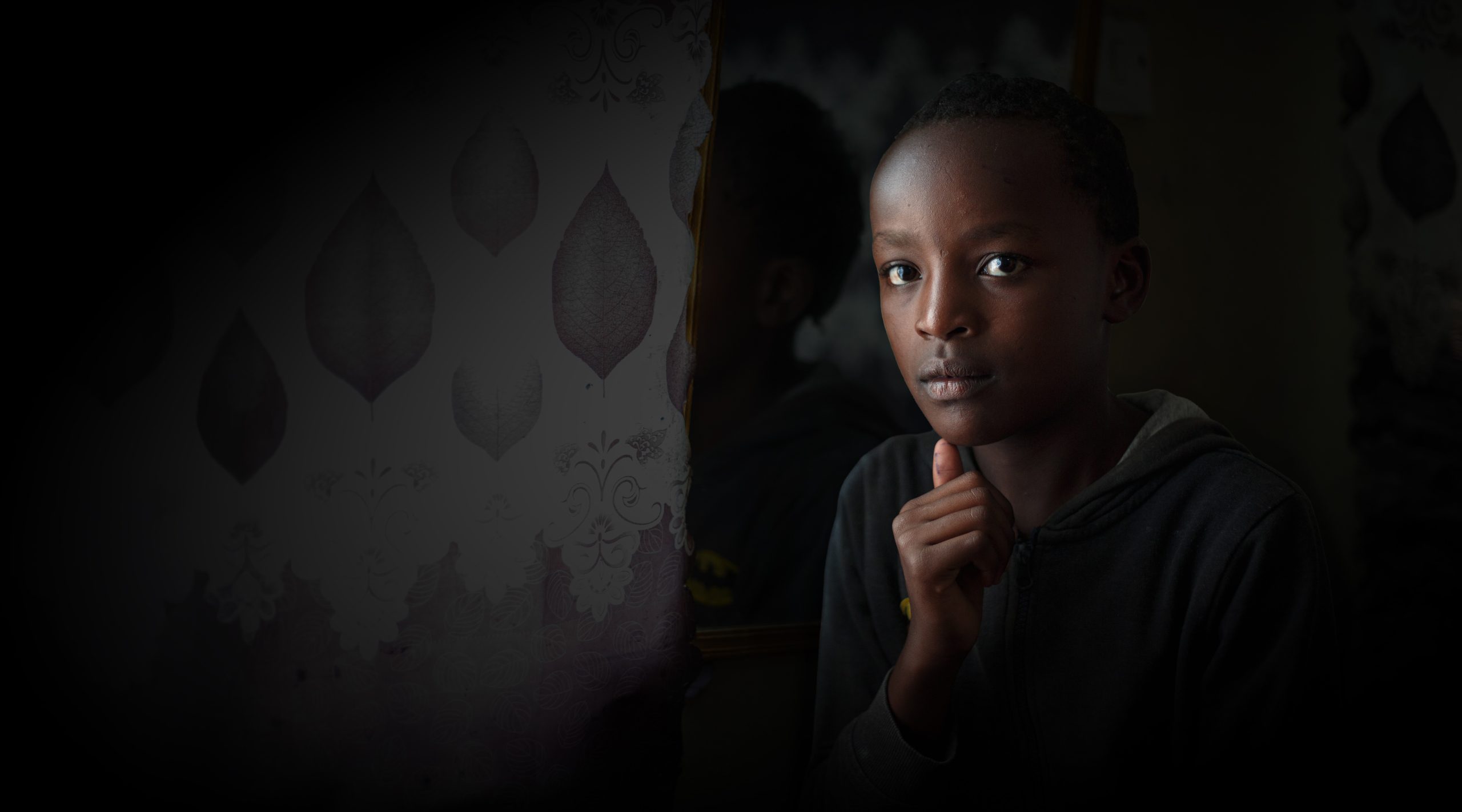 Nimu kijkt in camera