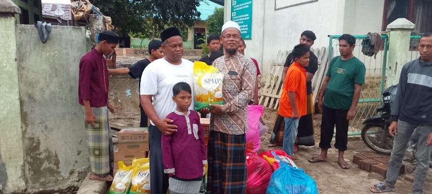 Distributie van voedsel voor families in Aceh, Indonesie