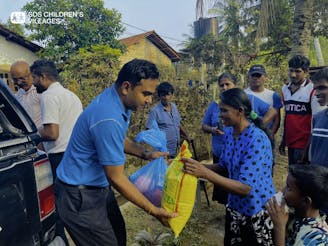 SOS team deelt voedsel uit aan getroffenen