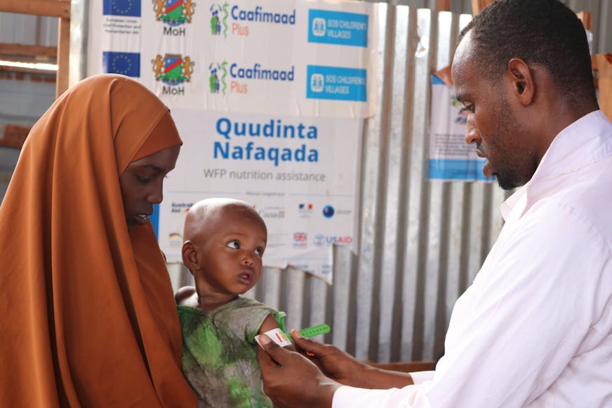 Dokter in Somalië helpt moeder en kind