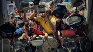 Hongerige kinderen en volwassenen in Gaza houden pannen vast