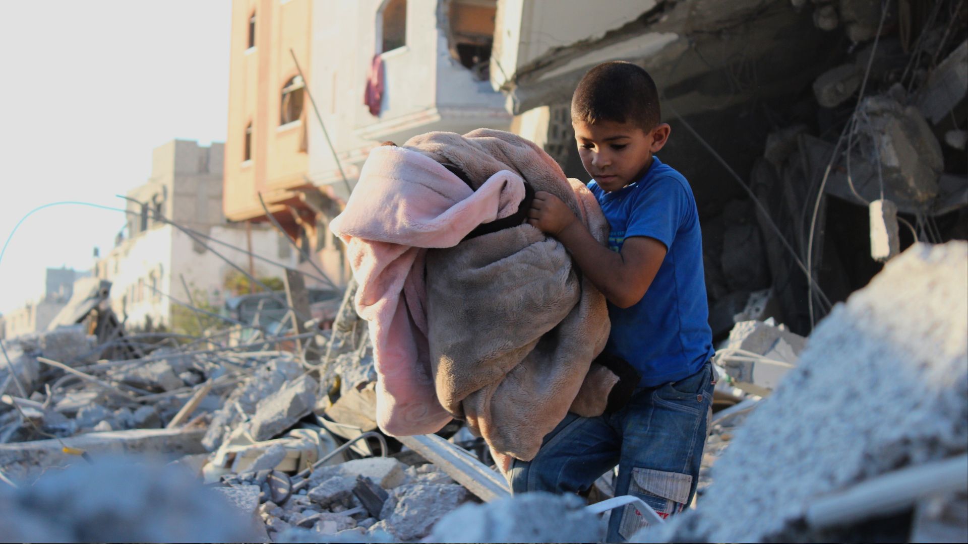 Jongen in Gaza in puin