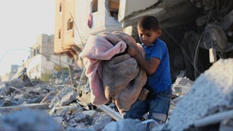 Jongen in Gaza in puin