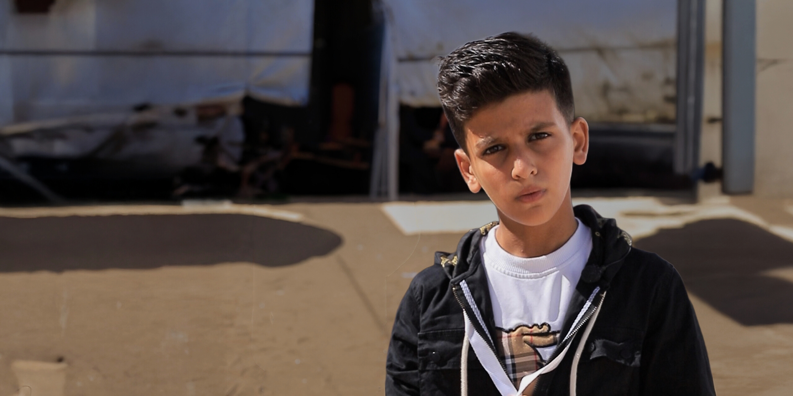 Naji uit Gaza kijkt in de camera