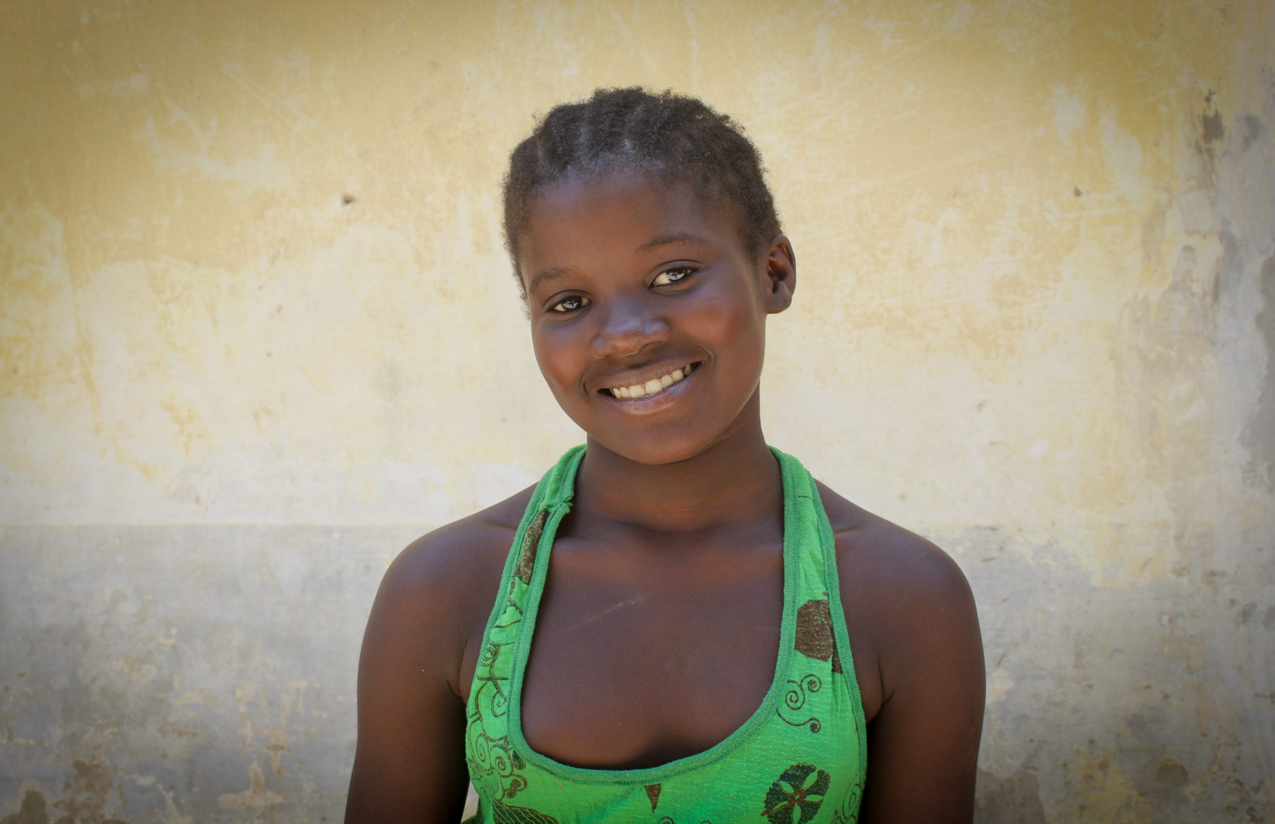 Meisje uit het familieversterkend programma in Canchungo