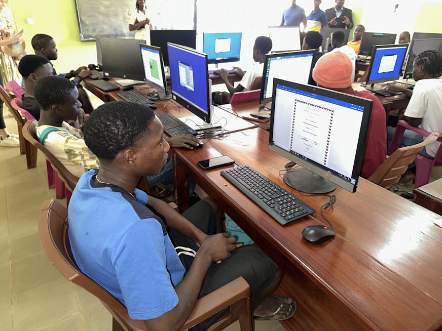 Deelnemers Sangue Novo tijdens de computerlessen