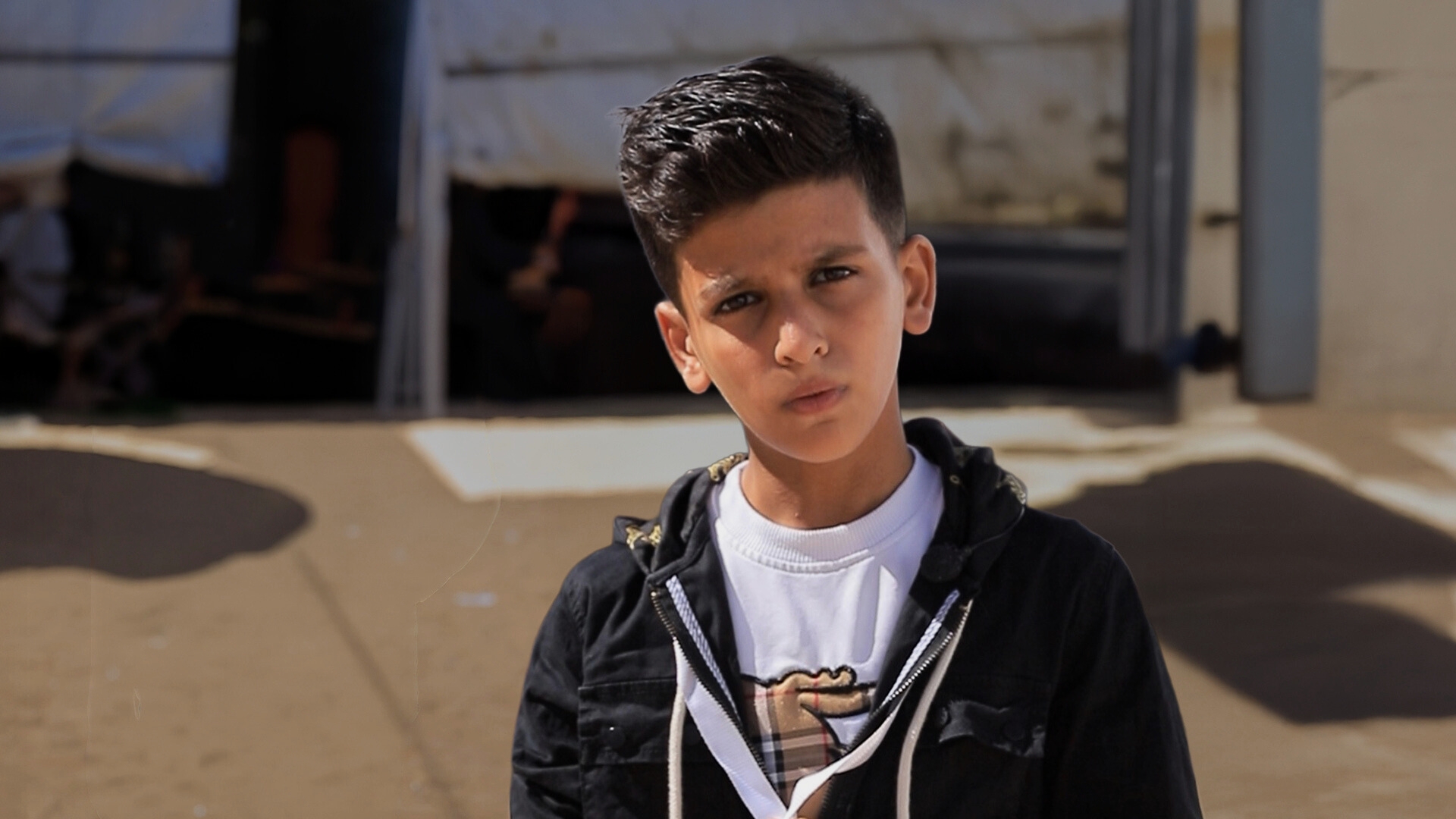 Naji kijkt bedenkelijk in camera