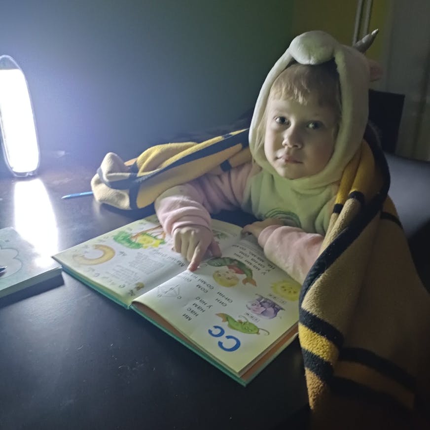 Kind maakt huiswerk zonder verwarming