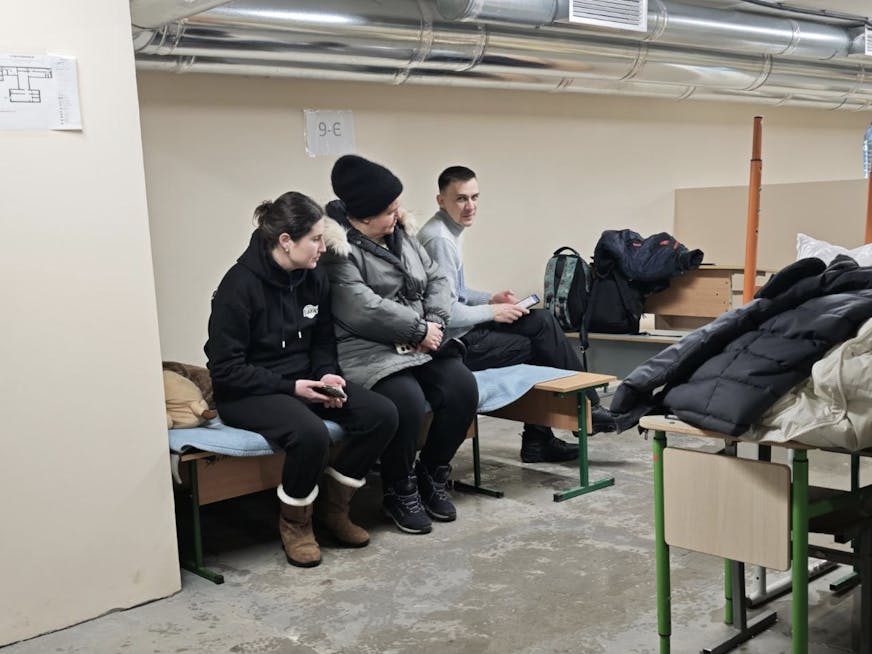 Medewerkers van SOS kinderdorpen in schuilkelders tijdens beschietingen.