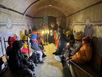 Kinderen verblijven in een schuilkelder in Kyiv, zonder verwarming en elektriciteit.