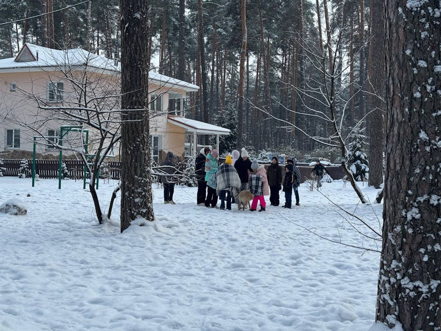 Kinderen in de sneeuw in het kinderdorp Brovary