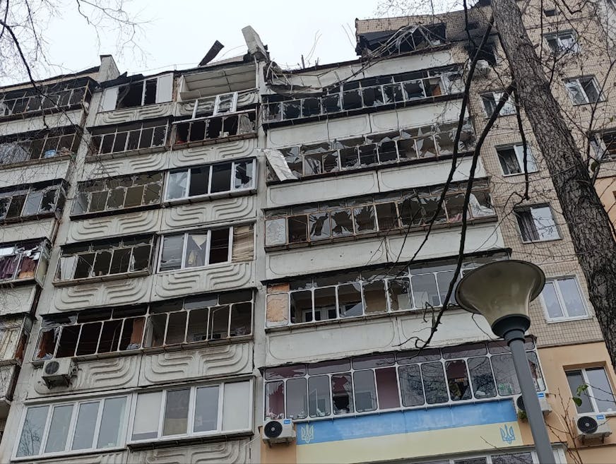 Gebouw in Kyiv dat is beschadigd door beschietingen.