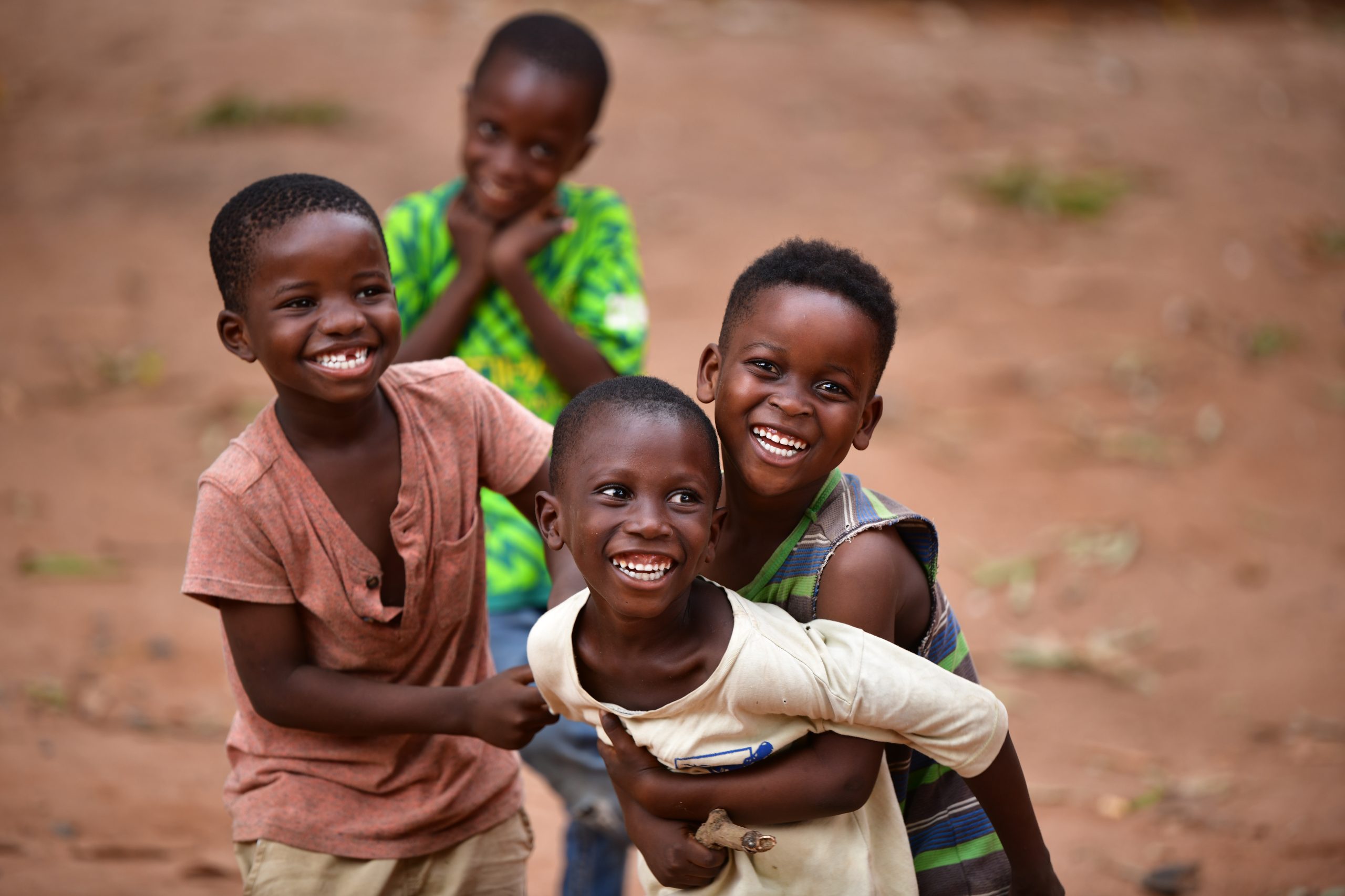 Vier lachende kinderen