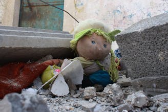 knuffel tussen het puin in Gaza - escalatie Midden-Oosten hulpverlening