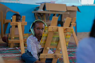 kind voor schilderezel in de klas in Soedan