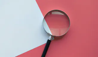 Vergrootglas en papier