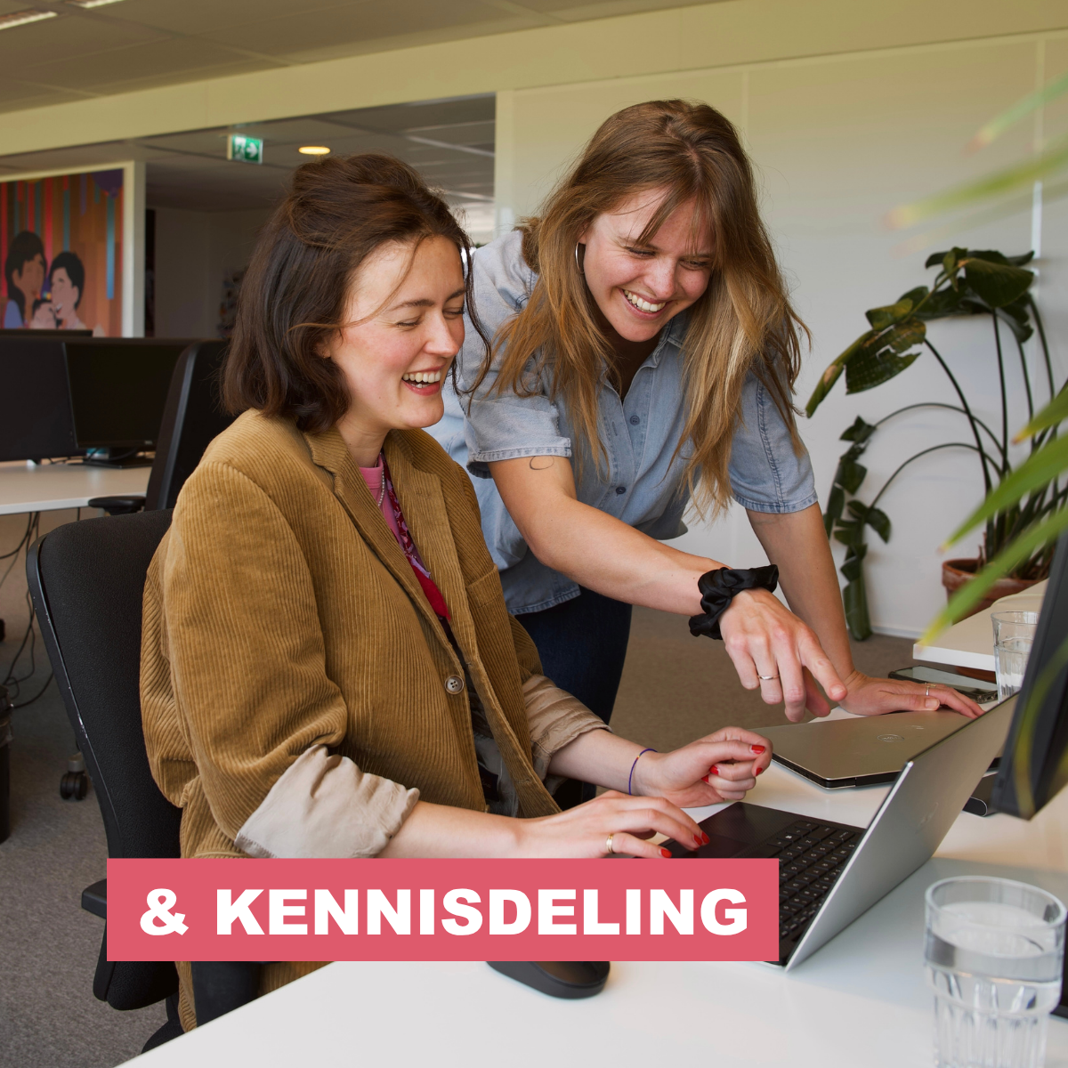 Twee vrouwen achter laptop, een wijst naar het scherm