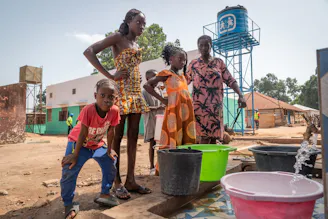 Dorpsbewoners halen schoon water bij het nieuwe waterpunt naast het gezondheidscentrum in Pelundo, Guinee-Bissau
