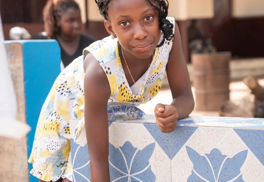Meisje haalt schoon water bij het nieuwe waterpunt naast het gezondheidscentrum in Pelundo, Guinee-Bissau.