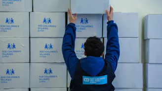 Iemand pakt dozen van SOS Kinderdorpen Syrië