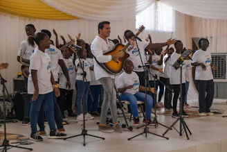 Jan Smit treedt op in Ghana met kinderen