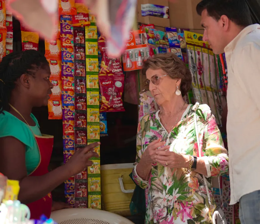 Jan Smit en Prinses Margriet in Ghana bezoeken winkeltje