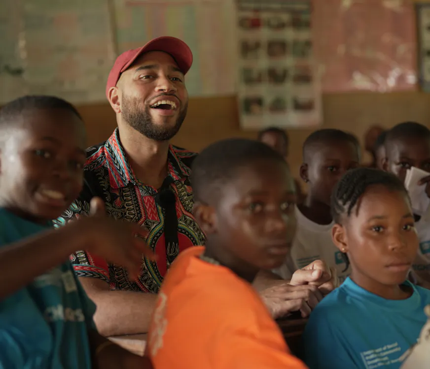 Edson da Graça in klaslokaal in Ghana